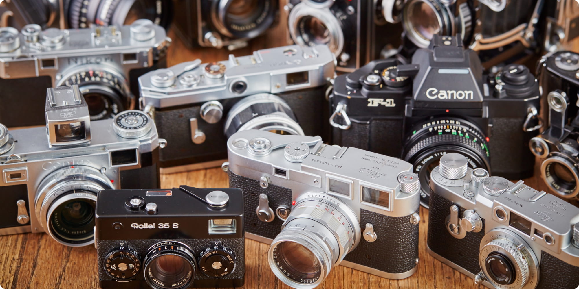 複数の機械式カメラが並んでいる