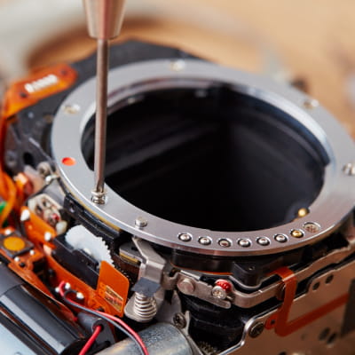 カメラ修理作業の様子